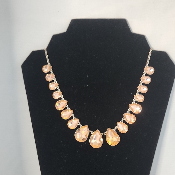 Elegant Gold Teardrop Necklace - Picture 1 of 5